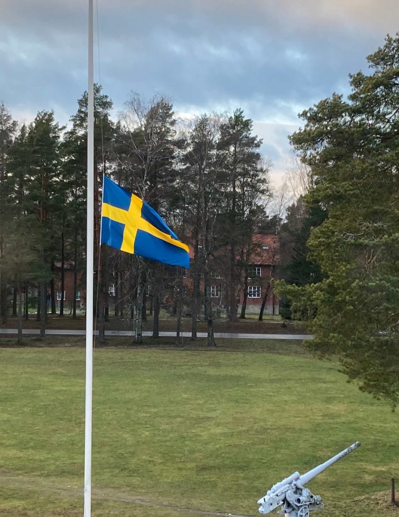 Bild p&aring; flaggning p&aring; halv st&aring;ng. 
