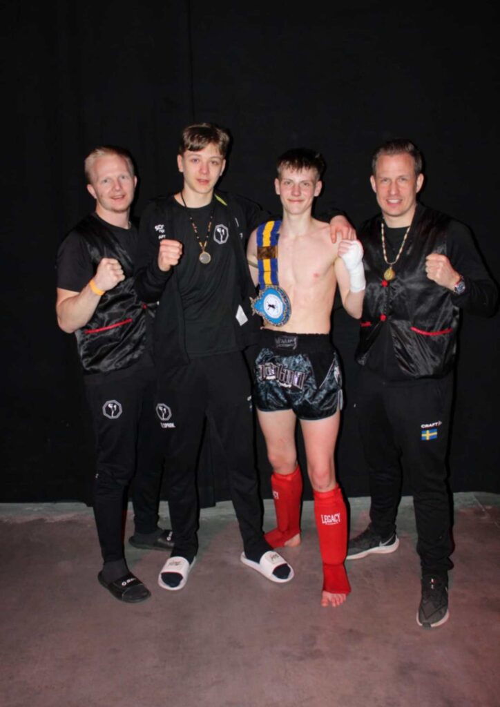 Norrtälje MMA efter finalmatchen i mörk bakgrund.
