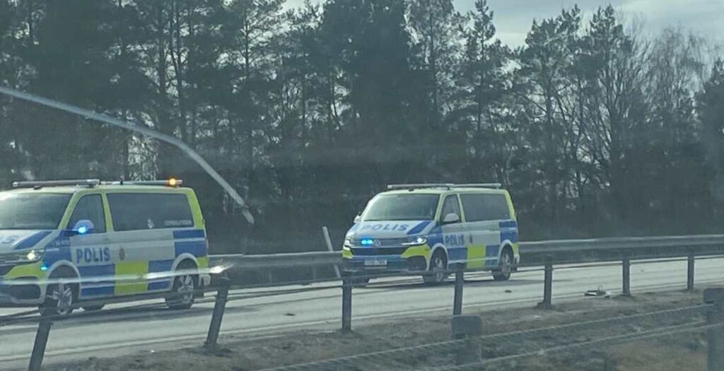 Polisbilar p&aring; E18 i dagsljus