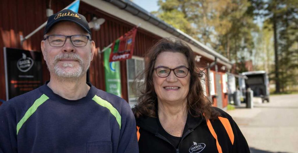 Bj&ouml;rne och Stiina framf&ouml;r sin butik i Norrt&auml;lje.