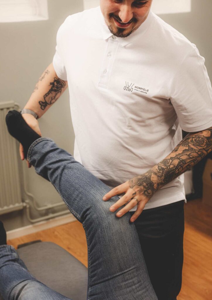 Robin bejman behandlar ledproblem hos en patient. 