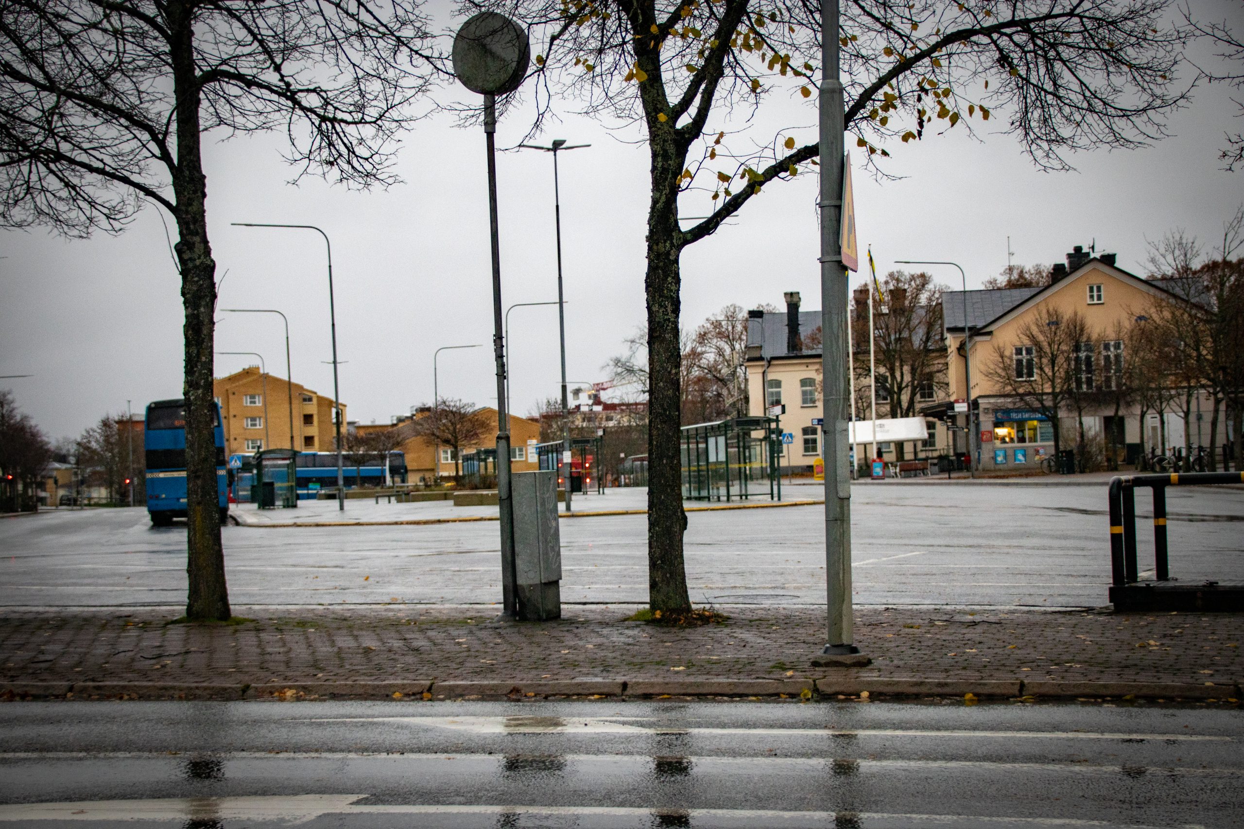 Norrtälje busstation i ett höstlandsskap.