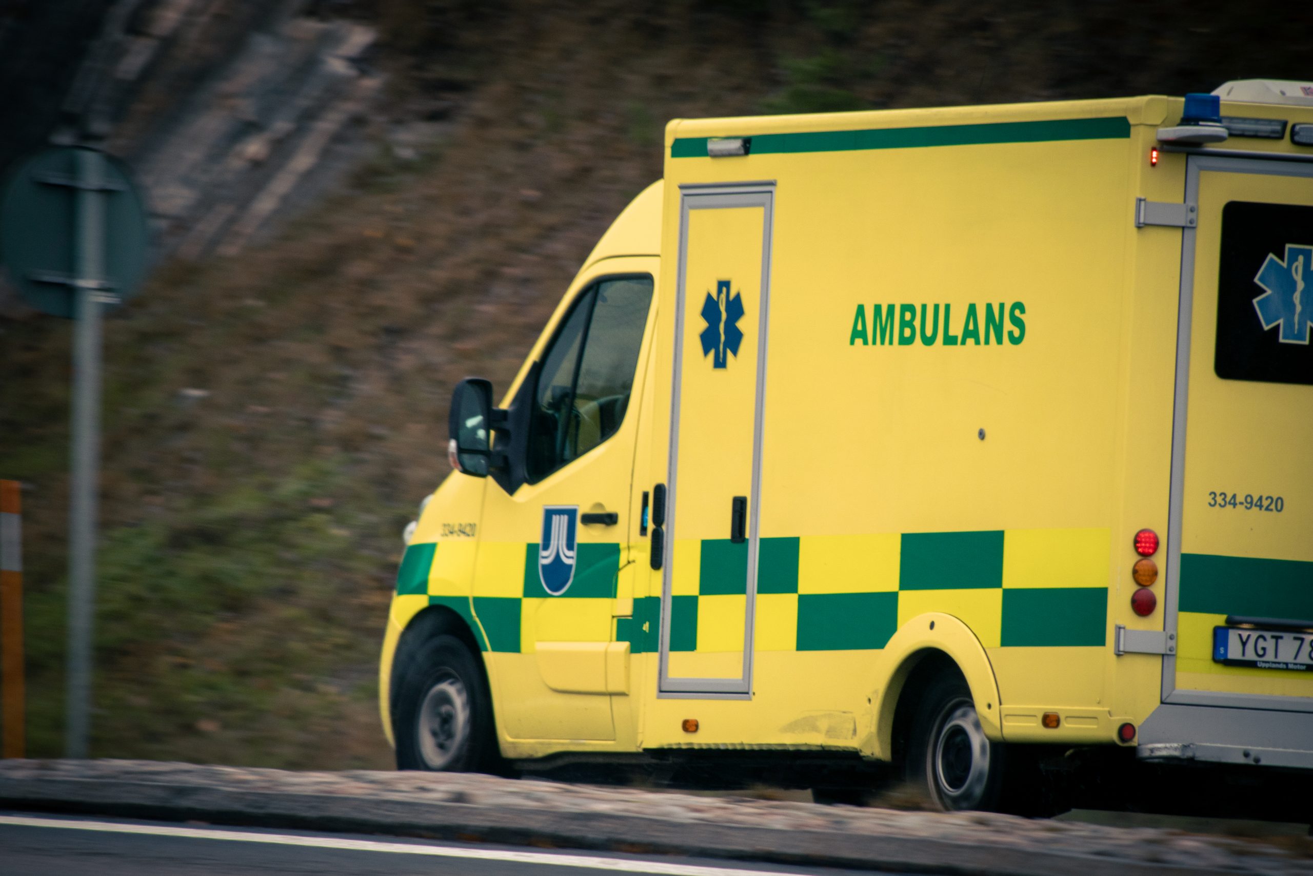 En ambulans i rörelse.