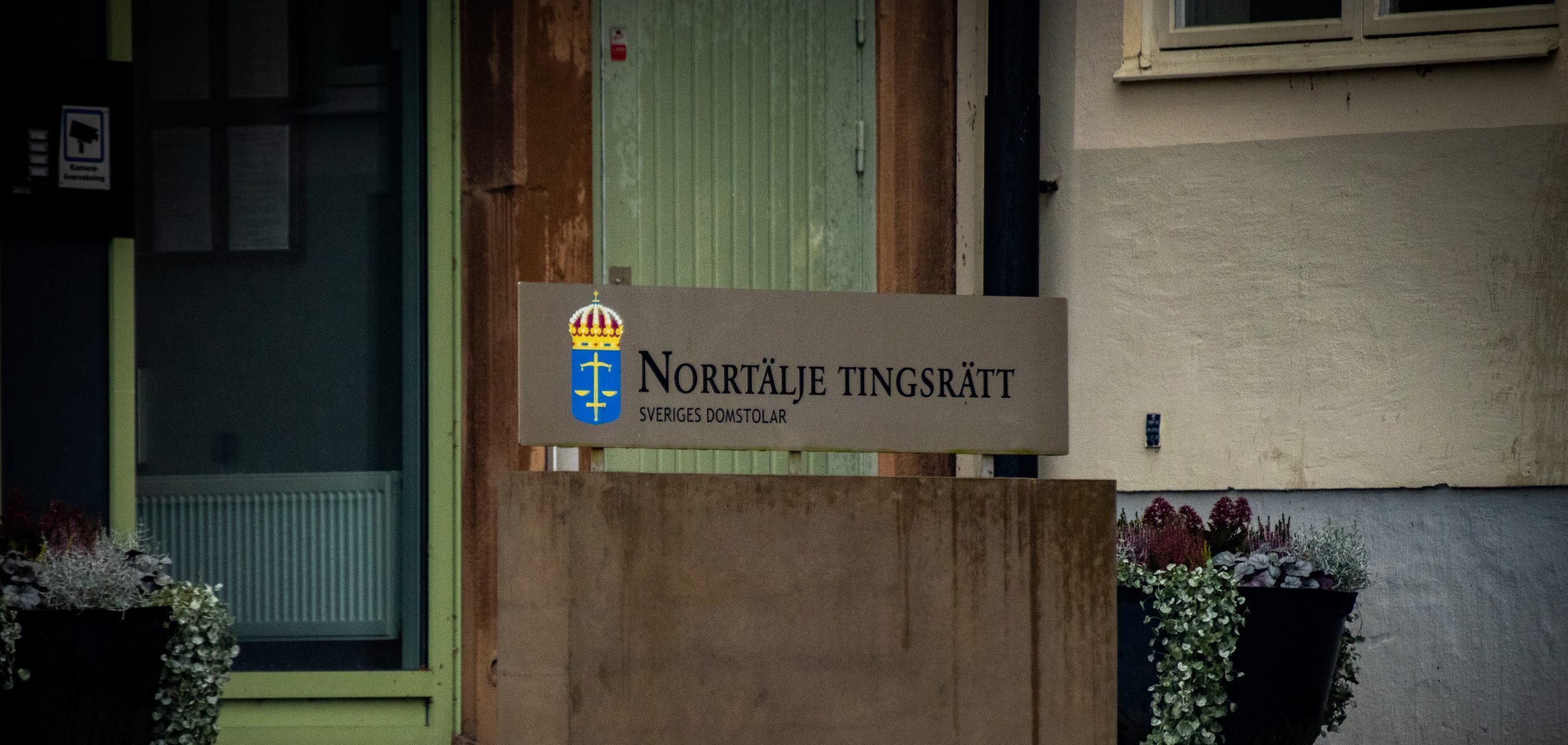 BIld på Norrtälje tingsrätts huvudentré.