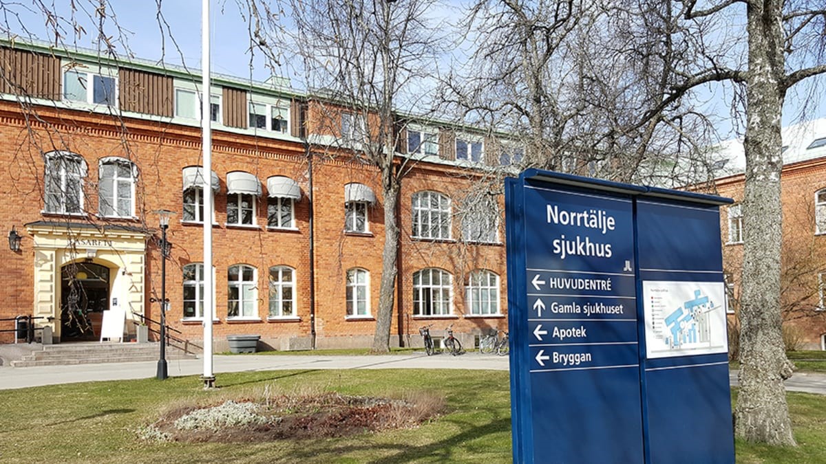 Norrtälje sjukhus gamla entré i dagsljus.