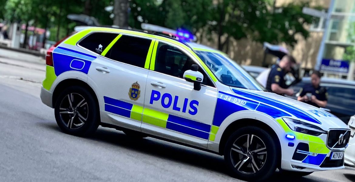 En stillastående polisbil i dagsljus.