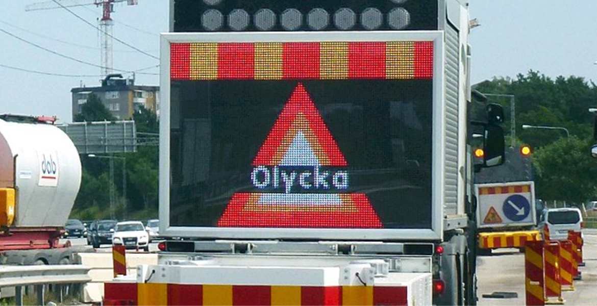 Bild på en varningstriangel i samband med en olycka.