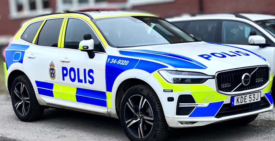 En stillastående polisbil i dagsljus.