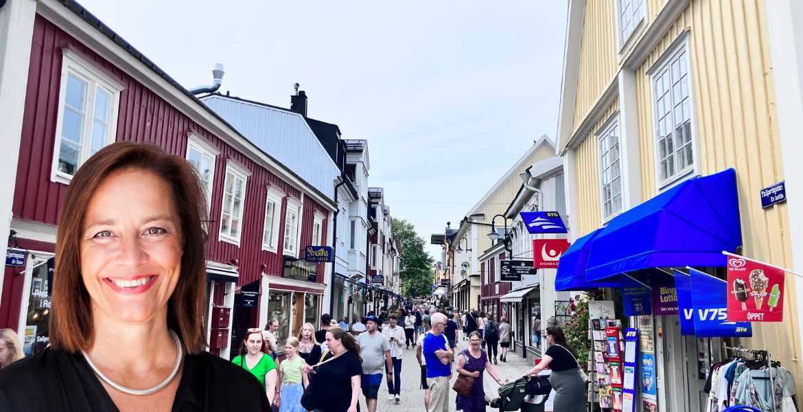 Tullportsgatan i Norrtälje fylld av människor i dagsljus.