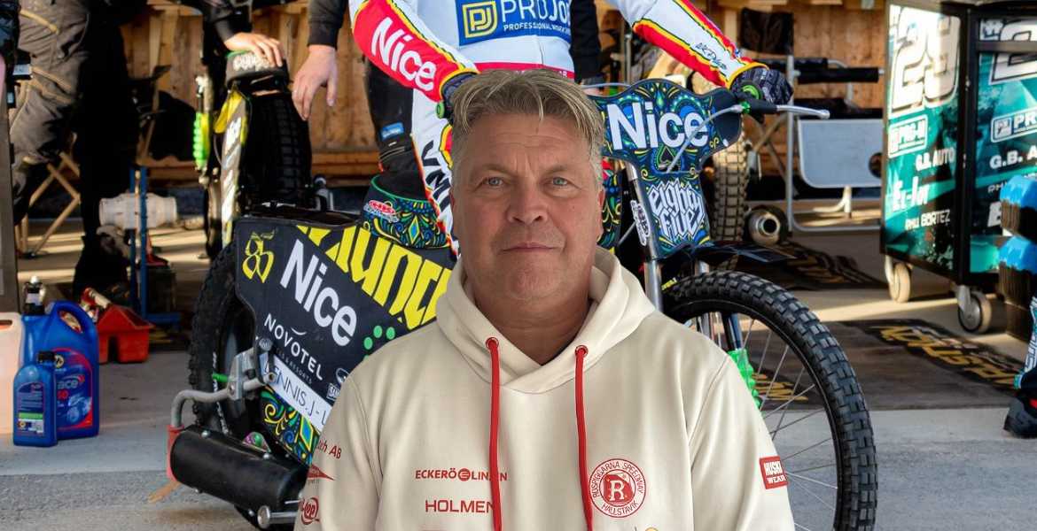Rospiggarnas lagledare Mickal Teurnberg framör i speedwaymotorcykel i dagsljus.