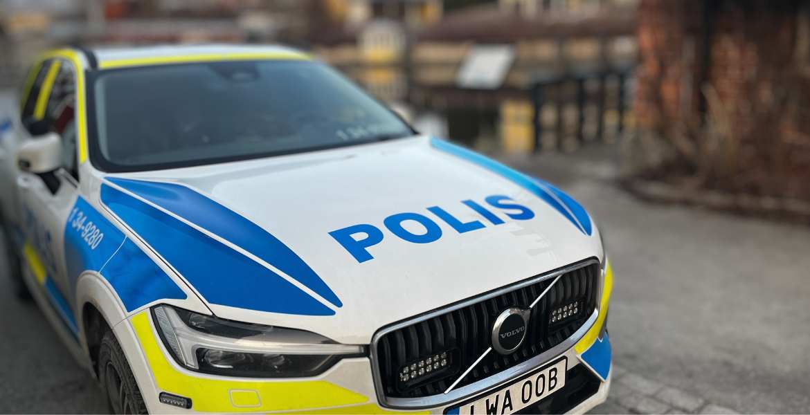 En stillastående polisbil i dagsljus.