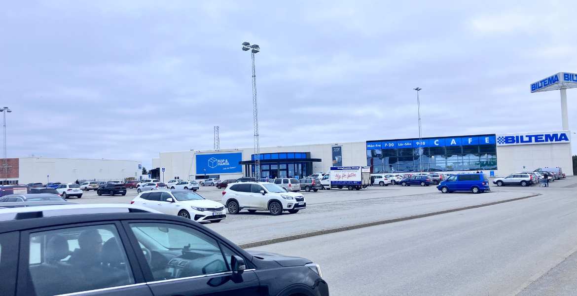 Norrteljeportens parkeringsplats i dagsljus har utnämnts till Sveriges fulaste parkering.