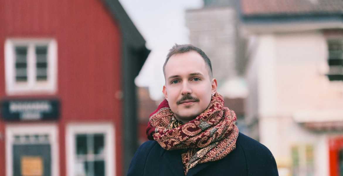 Leo Nobel, författare på Lilla Torget i Norrtälje i dagslljus i samband med hans debutradioteater.