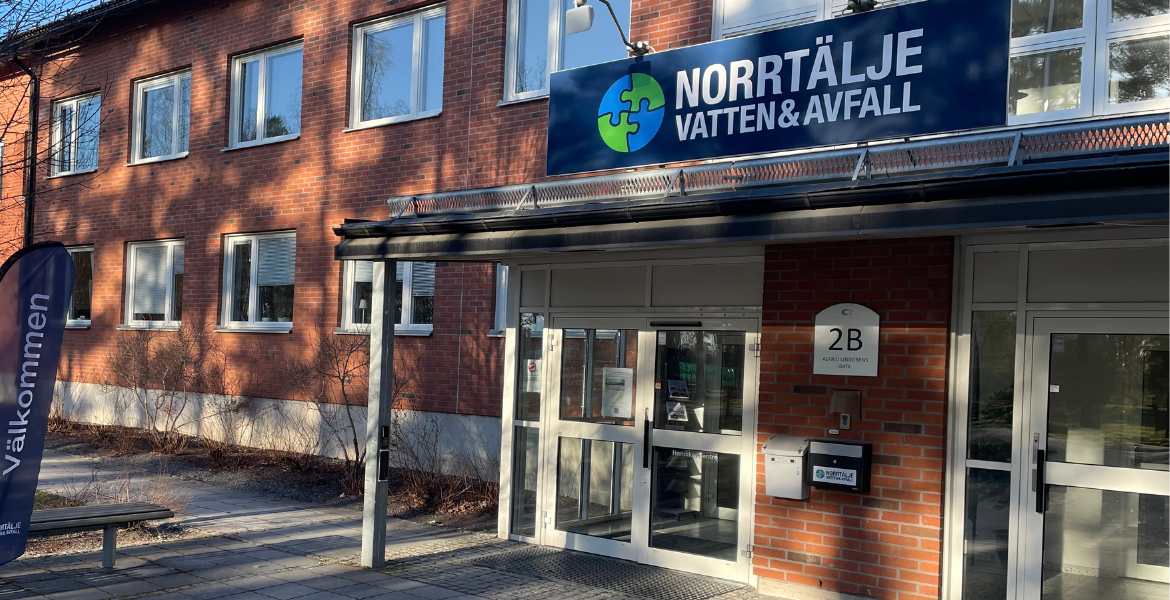 Norrtälje vatten och avfalls huvudentré i dagsljus.
