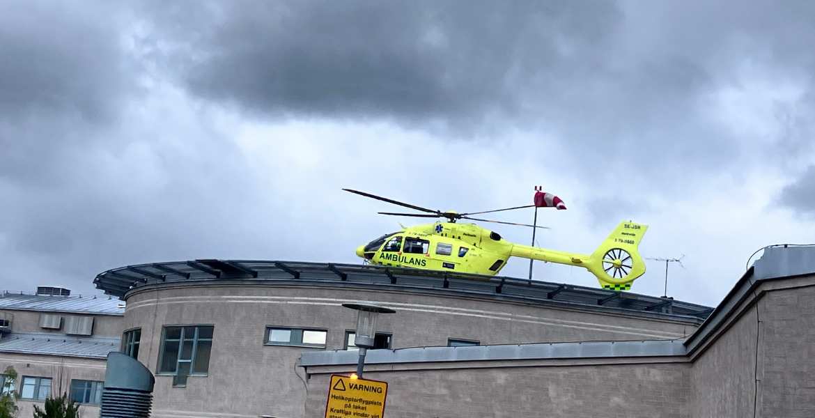 En ambulanshelikopter på helikopterplattan på Norrtälje sjukhus.