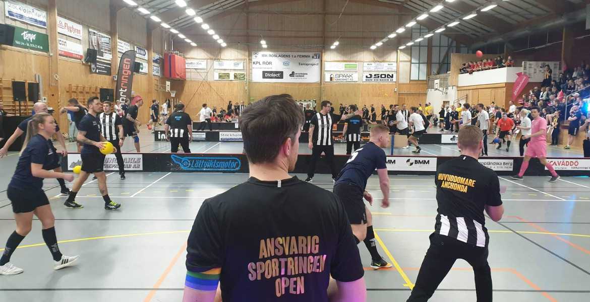 Lagspelare i Spökbollsturnering i en sporthall.