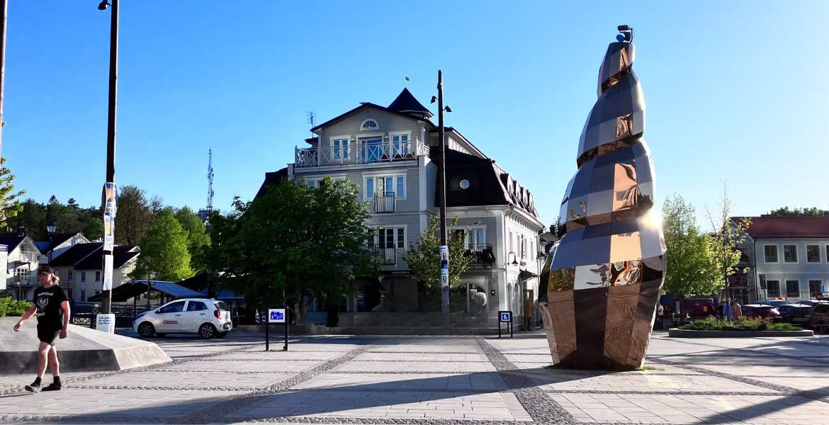 Hamnpromenaden i Norrtälje i strålande solsken.