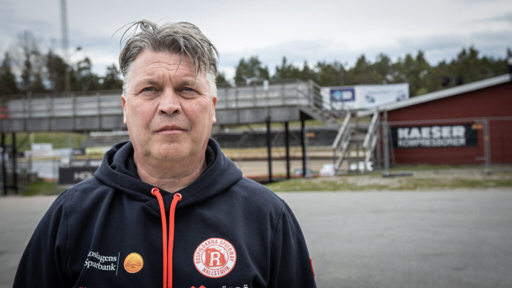 Rospiggarnas lagledare Mikael Teurnbeg på hemmabanan i Hallstavik.