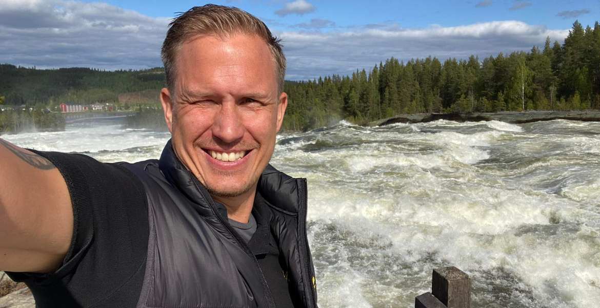 Uffe Helsing i med en ström i bakggrunden.