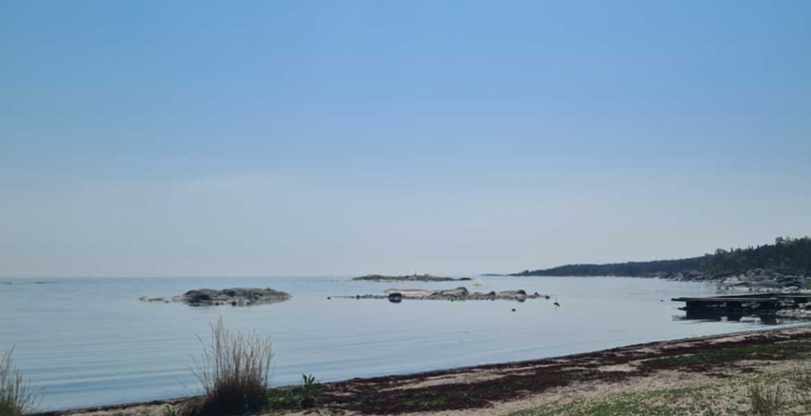 Kvarnsands badplats i dagsljus.