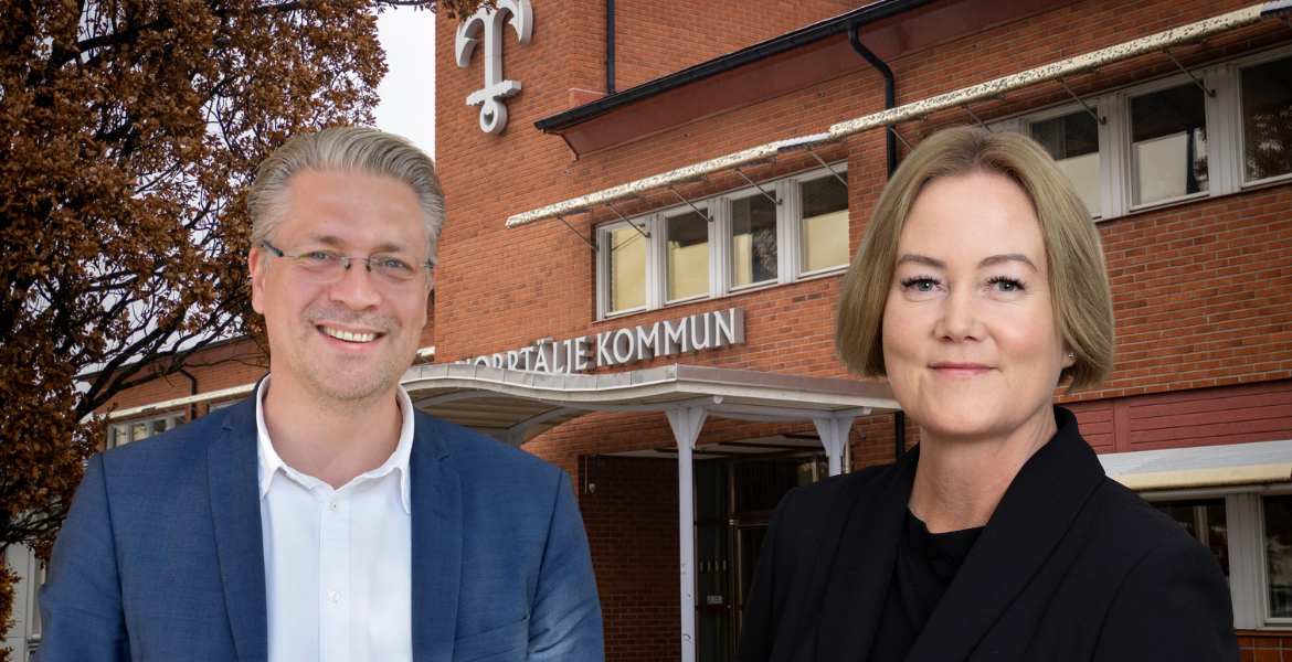 Benjamine Råd-Vaher och Ulrika Falk framför Norrtäljes kommunhus i dagsljus.