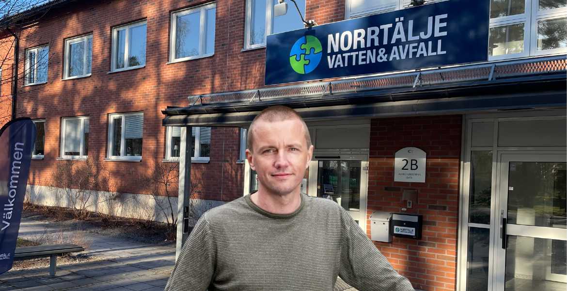 Fredrik Lindh, kommunikationschef står framför NVAAs huvudentré i dagsljus.