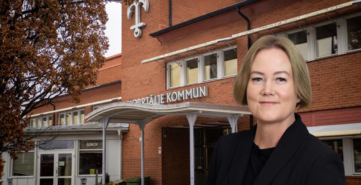 Ulrika Falk framför Norrtäljes kommunhus i dagsljus.