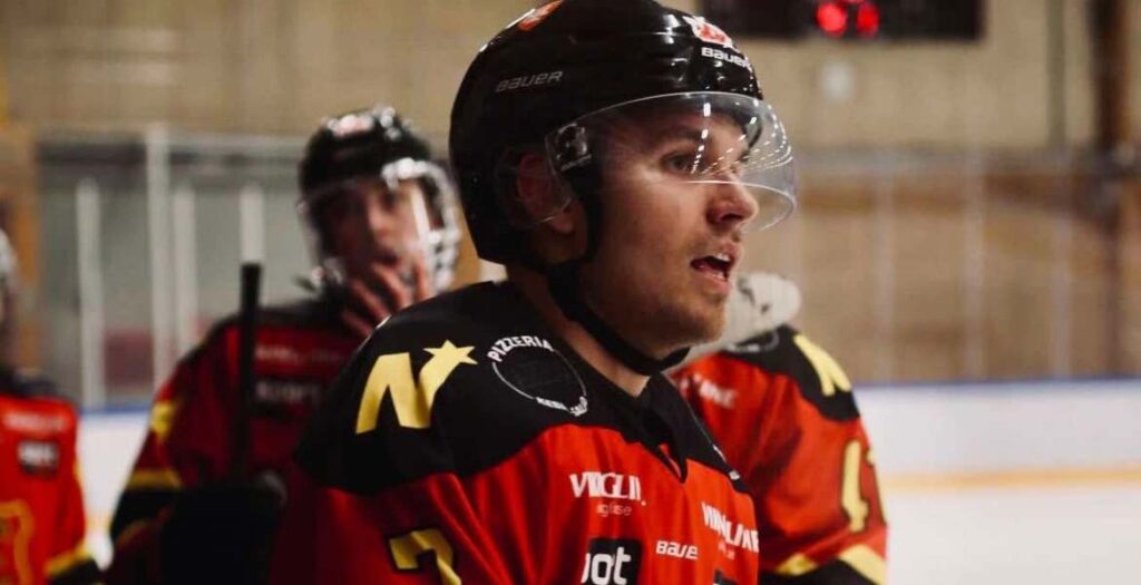 Hockeyspelare från NIK på bänken.