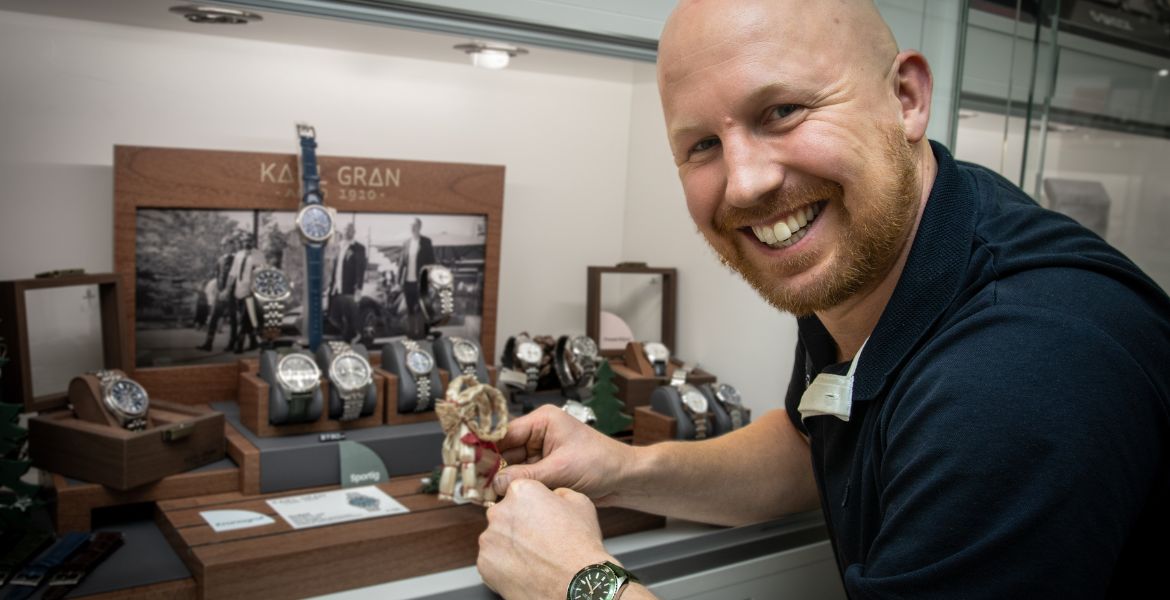 Albert Bergström framför sina nya klockor från Karl Gran